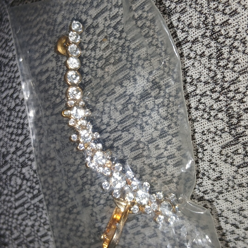 Ear cuff